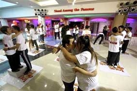 Hôn nhau liên tục suốt 2 ngày