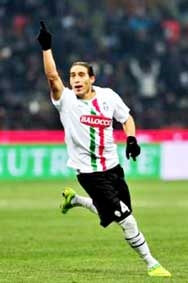 Martin Caceres lại tỏa sáng cùng Juventus