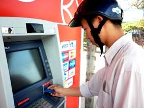 Các ngân hàng đẩy mạnh thanh toán qua thẻ