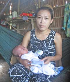 Trao tiền từ thiện