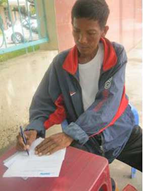 Trao tiền từ thiện