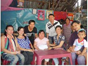 Trao tiền từ thiện