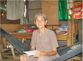 Trao tiền từ thiện