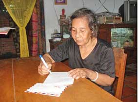 Trao tiền từ thiện