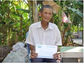 Trao tiền từ thiện