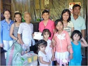 Trao tiền từ thiện