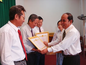 Đẩy mạnh việc học tập và làm theo tấm gương đạo đức Hồ Chí Minh gắn với xây dựng tổ chức Đảng trong sạch vững mạnh