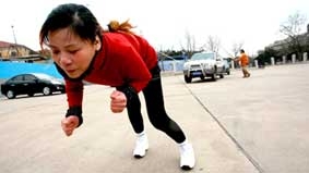 Kéo xe jeep bằng tóc