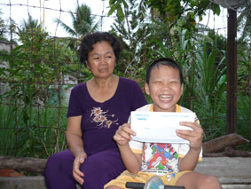 Trao tiền từ thiện