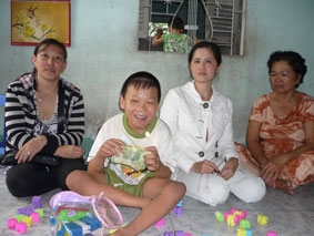 Trao tiền từ thiện