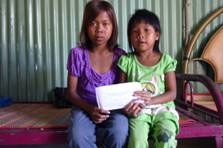 Trao tiền từ thiện