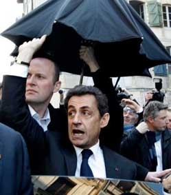 Tổng thống Sarkozy “né” người biểu tình trong quán rượu