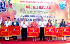 Phát động thực hiện Cuộc vận động xây dựng
“Gia đình 5 không, 3 sạch”