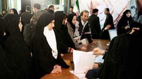 Tổng thống Iran lâm vào thế yếu