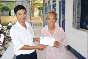 Trao tiền từ thiện