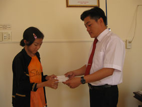 Trao tiền từ thiện