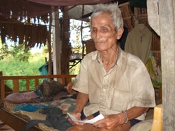 Trao tiền từ thiện