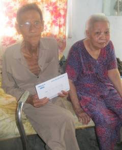 Trao tiền từ thiện