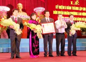 Đón nhận huân chương lao động hạng III