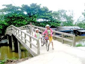 Đẩy mạnh học tập và làm theo gương Bác, xứng đáng là 
công bộc của nhân dân