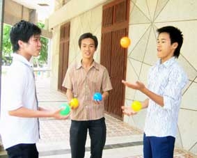 Học tiếng Anh với trò chơi tung hứng