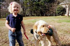 Cô bé sống nhờ sự hỗ trợ 
của một chú chó