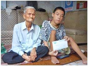 Trao tiền từ thiện