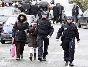 Pháp truy bắt kẻ xả súng tại trường học