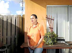 Bị sa thải vì mặc... áo cam