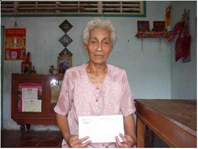 Trao tiền từ thiện