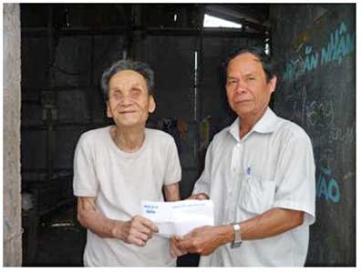 Trao tiền từ thiện