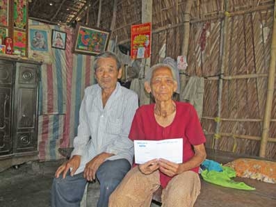 Trao tiền từ thiện