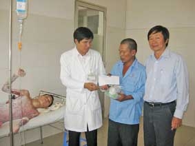 Lãnh đạo Bệnh viện Đa khoa TP Cần Thơ thăm, tặng quà cho Nguyễn Minh Thuận