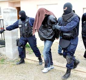 Anh trai hung thủ bị 
buộc tội đồng lõa