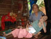 Trao tiền từ thiện