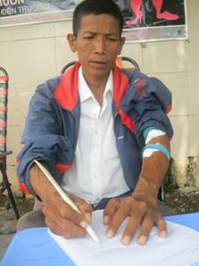 Trao tiền từ thiện