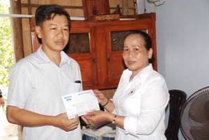 Trao tiền từ thiện