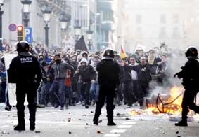 Biểu tình, đình công biến thành bạo động