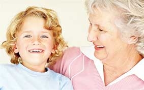Trẻ phát triển tốt hơn khi được ông bà chăm sóc