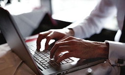 Anh tính chuyện theo dõi thông tin trên điện thoại và mạng Internet