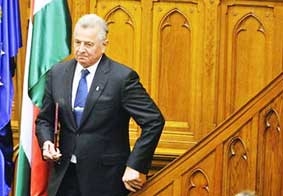 Tổng thống Hungary từ chức vì bê bối “đạo văn”