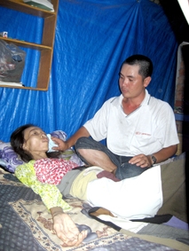 Xin hãy cứu giúp vợ tôi...!