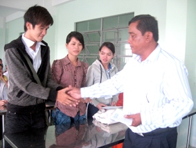 Tặng 128 phần quà 
cho sinh viên Khmer