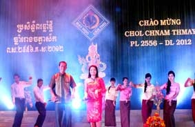 Giao lưu văn nghệ mừng
Tết Chôl Chnăm Thmây