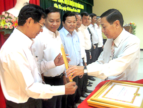 Học gương Bác, cán bộ, đảng viên, công chức, viên chức phấn đấu tận tụy phục vụ nhân dân