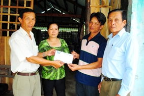 Trao tiền từ thiện