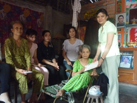 Trao tiền từ thiện