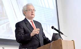 Ocampo tuyên bố rút lui