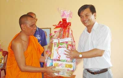 Lãnh đạo thành phố đến thăm, chúc mừng các vị chức sắc, sư sãi, đồng bào dân tộc Khmer nhân dịp Tết Chôl Chnăm Thmây