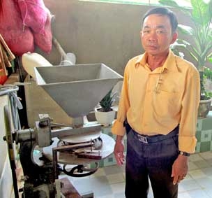Ông Hai Hiền và máy sấy lúa tự động “made in Việt Nam”
